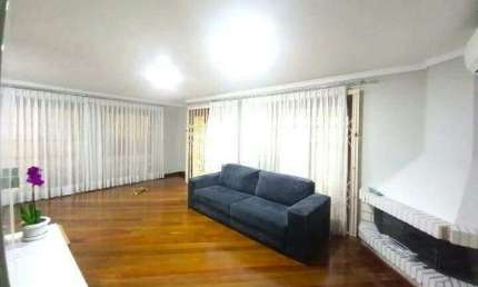 Casa residencial com 3 dormitórios, sendo 1 suíte, e 3 vagas de garagem no bairro Tristeza