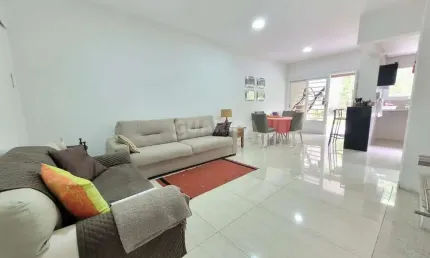 Casa em condomínio mobiliada, com 3 dormitórios suítes e 3 vagas de garagem, no bairro Menino Deus !