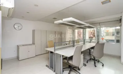 Conjunto Comercial mobiliado e com 1 vaga de garagem, no bairro Independência