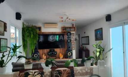 Casa MOBILIADA com 2 dormitórios sendo 1 suíte para alugar no bairro Guarujá.