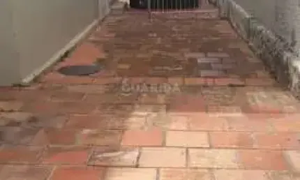 Casa residencial de 03 dormitórios no bairro Menino Deus.