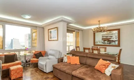 Apartamento mobiliado de 3 dormitórios no bairro Centro Histórico.