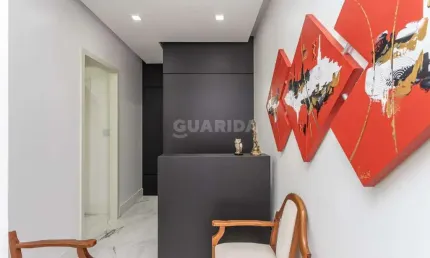 Conjunto comercial mobiliado com 1 vaga coberta no bairro Menino Deus!.