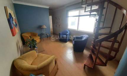 Cobertura com 3 dormitórios, sendo 1 suíte, mobiliada, e 1 vaga de garagem no bairro Petrópolis