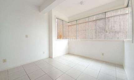 Apartamento com 1 dormitório e 1 vaga de garagem, no bairro Partenon