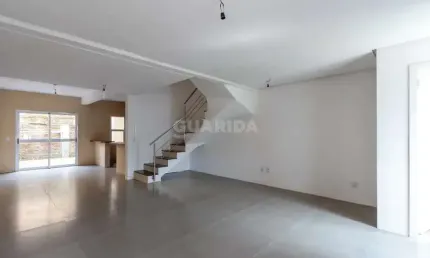 Casa triplex de 3 dormitórios, sendo 1 suíte, no bairro Hípica.
