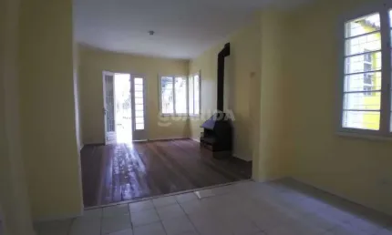 Casa com 5 dormitórios, sendo 1 suíte, no bairro Partenon