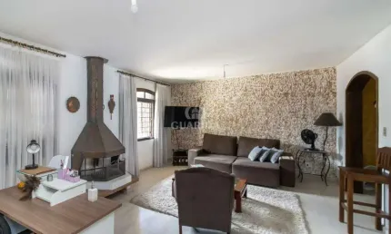 Casa residencial, no estilo sobrado, com 3 dormitórios e 4 vagas de garagem no bairro Higienópolis.