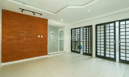 Excelente apartamento semimobiliado com 1 dormitório e pátio privativo no bairro Jardim do Salso