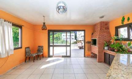 Excelente cobertura com 3 dormitórios, sendo 1 suíte, e 1 vaga de garagem no bairro Petrópolis