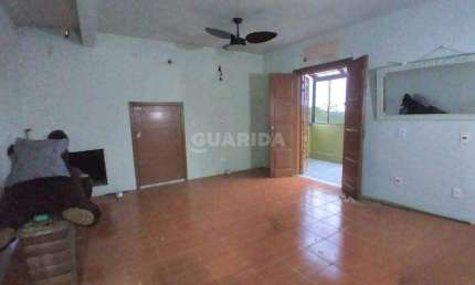 Casa com 3 dormitórios, sendo 1 suíte, e 3 vagas de garagem no bairro Glória