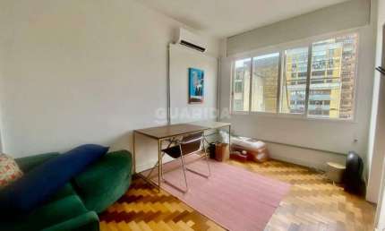 Apartamento mobiliado com 1 dormitório para alugar no bairro Centro Histórico.