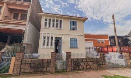 Casa tipo sobrado e mais um prédio de 2 andares no bairro São Geraldo.