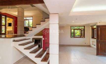 Casa de 02 dormitórios, sendo uma suíte no bairro Vila Nova.
