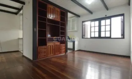 Casa com 4 dormitórios sendo 1 suíte para alugar no bairro Jardim Botânico.