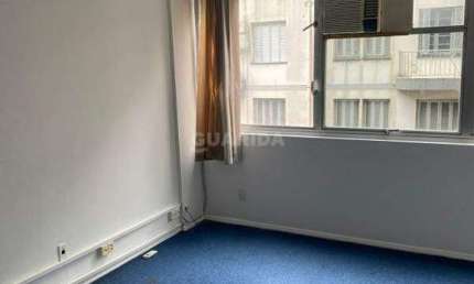 Sala comercial com uma vaga de garagem no bairro Centro Histórico.