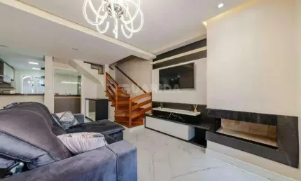 Casa em condomínio mobiliada com 3 dormitórios, sendo 1 suíte, e 2 vagas de garagem no bairro Ecoville