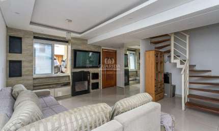 Casa em condomínio semi mobiliado de 3 dormitórios, sendo 1 suíte no bairro Alto Petrópolis, com DUAS VAGAS!
