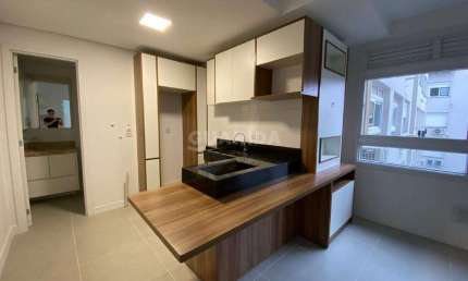Apartamento semi mobiliado de 01 dormitórios em excelente localização no bairro Cidade Baixa, com VAGA COBERTA!