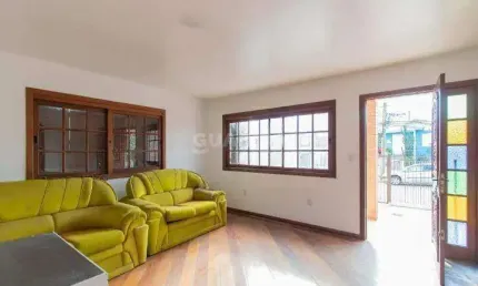 Casa com 5 dormitórios, sendo 1 suíte, com pátio no bairro Cavalhada