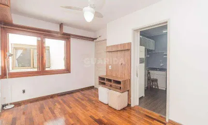 Apartamento semi mobiliado de 2 dormitórios no bairro Petrópolis.