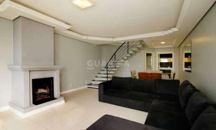 Casa mobiliada com 3 dormitórios suíte com sacada para alugar no bairro Alto Petrópolis, com 03 VAGAS/LAREIRA/PISCINA!