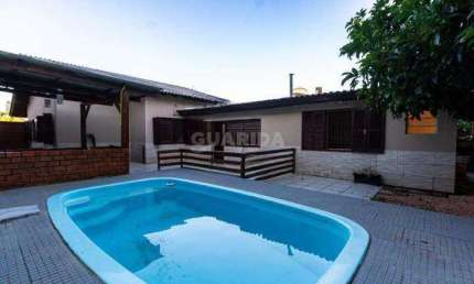 Casa com piscina e 4 dormitórios sendo 2 suítes para alugar no bairro Ipanema.