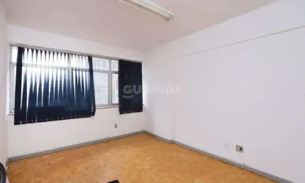 Sala com 31m² em piso laminado no bairro Centro Histórico.