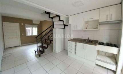 Casa em condomínio com 3 dormitórios, sendo 1 suíte, e 1 vaga de garagem no bairro Ipanema