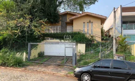 Casa de 5 dormitórios, sendo 1 suíte com banheira no bairro Jardim Itu-Sabará.