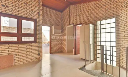 Apartamento no estilo cobertura duplex com 1 dormitório e pátio no bairro Centro Histórico