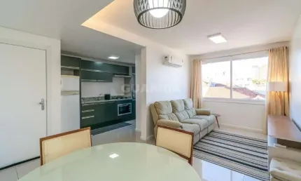 Apartamento mobiliado de 2 dormitórios, sendo 1 suíte, no bairro Menino Deus, com VAGA COBERTA E CHURRASQUEIRA INTERNA!