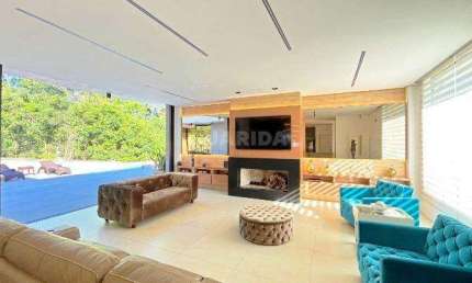 Casa de Alto Padrão com 4 Suítes, Piscina Privativa e Infraestrutura Completa