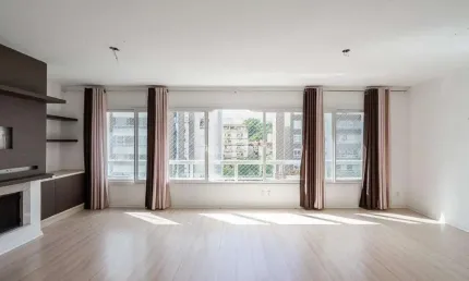 Apartamento com 4 suítes e 3 vagas de garagem no coração do bairro Menino Deus!