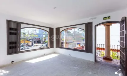 Conjunto com 30m² privativos, 2º andar, 1 lavabo, localizado no bairro tristeza.