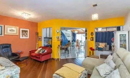 Casa em Condomínio com 4 dormitórios, sendo 1 suíte, e 2 vagas de garagem no bairro Jardim Itu Sabará