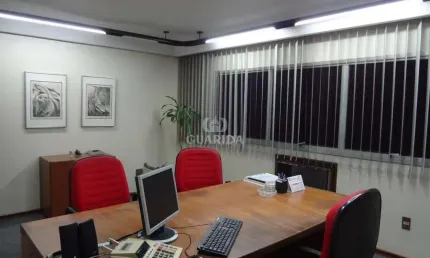 Conjunto comercial com 7 salas no Bairro Mont Serrat.