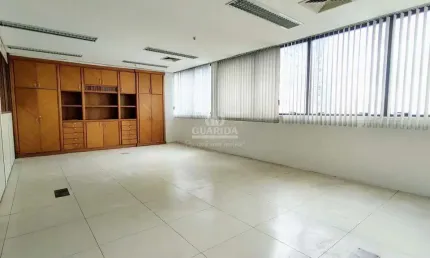 Excelente imóvel comercial muito amplo, são 300 m² de área total e 264 m² de área privativa.