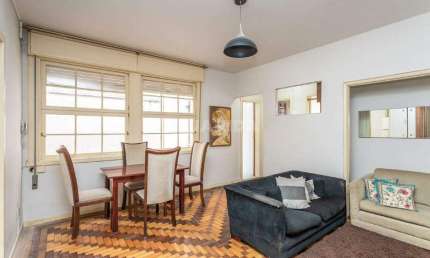 Apartamento mobiliado de 2 dormitório com sacada no bairro Centro Histórico!