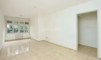 Amplo apartamento de 3 dormitórios com 1 suíte no bairro Petrópolis