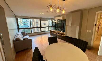 Apartamento mobiliado com 3 dormitórios, sendo 1 suíte, e 2 vagas de garagem no bairro Bela Vista.