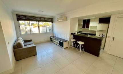 Apartamento semimobiliado com 2 dormitórios, sendo 1 suíte, no bairro Petrópolis.