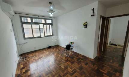Apartamento reformado com 2 dormitórios no bairro Menino Deus.