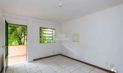 Casa Residencial/Sobrado com 200m² distribuídos, 04 Dormitórios e 2 vagas de garagem, no bairro Hípica