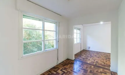Apartamento de 2 dormitórios para alugar no bairro Cristal.