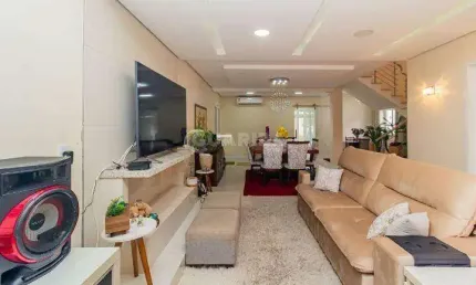 Casa Residencial com pátio, 4 dormitórios, 2 vagas de garagem, no bairro Partenon - Porto Alegre/RS