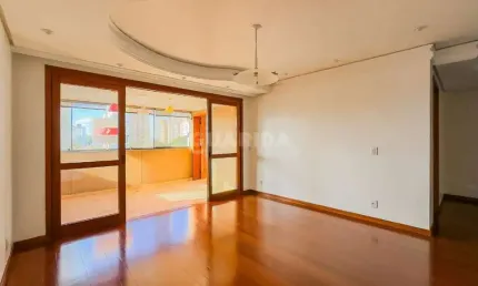 Amplo apartamento com 3 dormitórios, sendo 1 suíte com hidro, sacada e vista encantadora, no bairro Vila Ipiranga