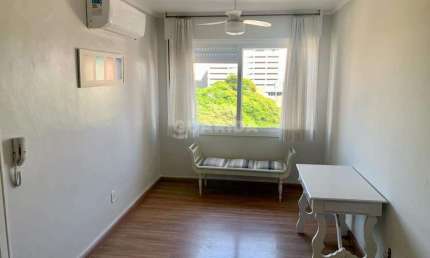 Apartamento mobiliado de 2 dormitórios no bairro Menino Deus.