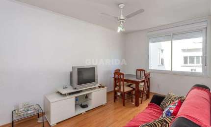 Apartamento de 02 dormitórios mobiliado no bairro Menino Deus, com VAGA COBERTA!