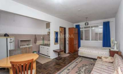 Apartamento no estilo JK mobiliado no bairro Centro Histórico.